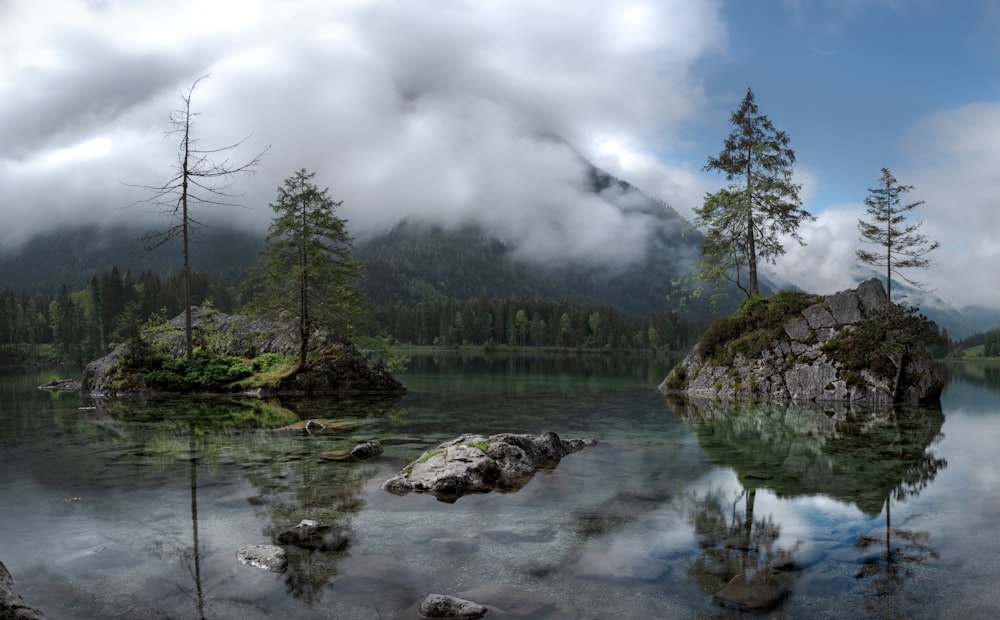 Formation rocheuse dans l’eau