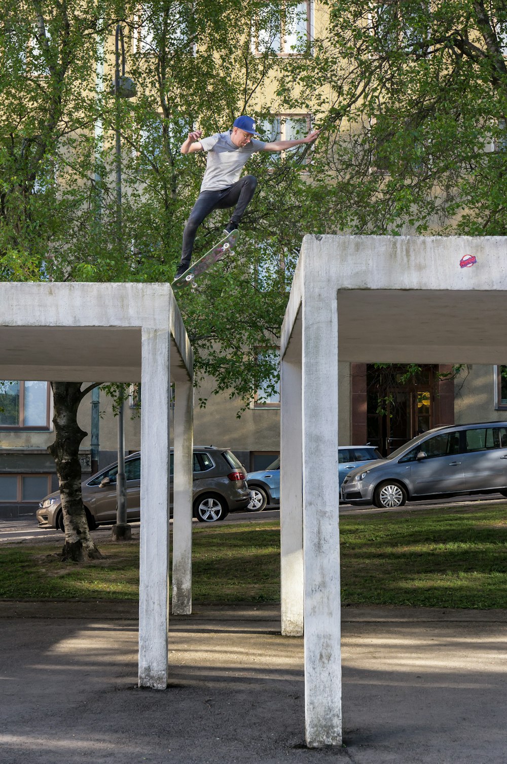 homme jouant à la planche à roulettes