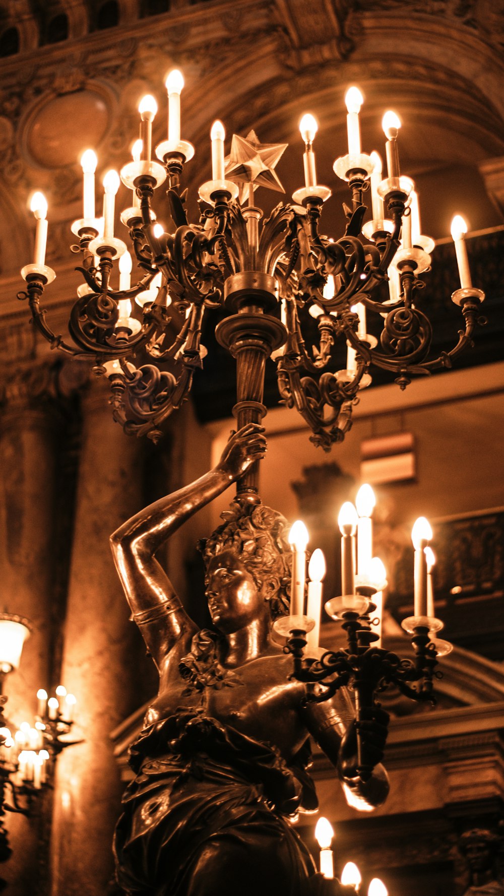 Mujer sosteniendo estatua de candelabro