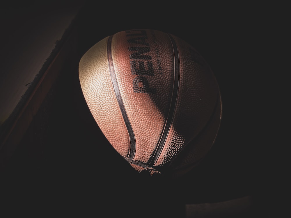 Basket-ball près de la table brune