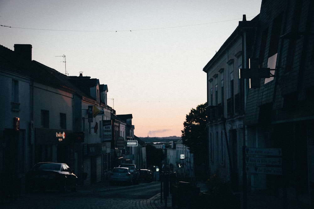 Veicoli parcheggiati lungo la strada