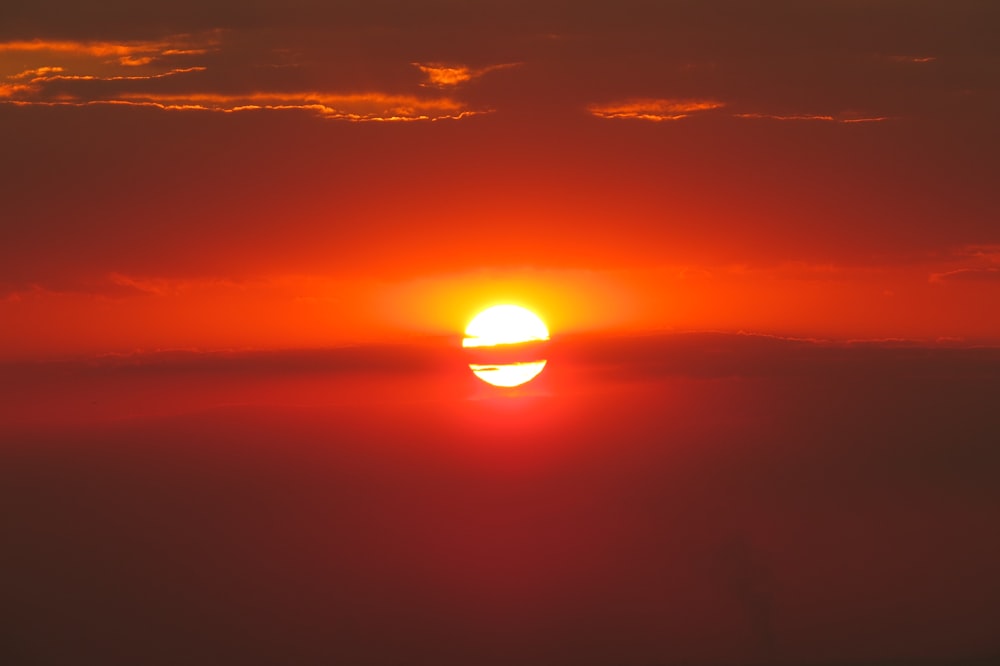 sol bajo las nubes