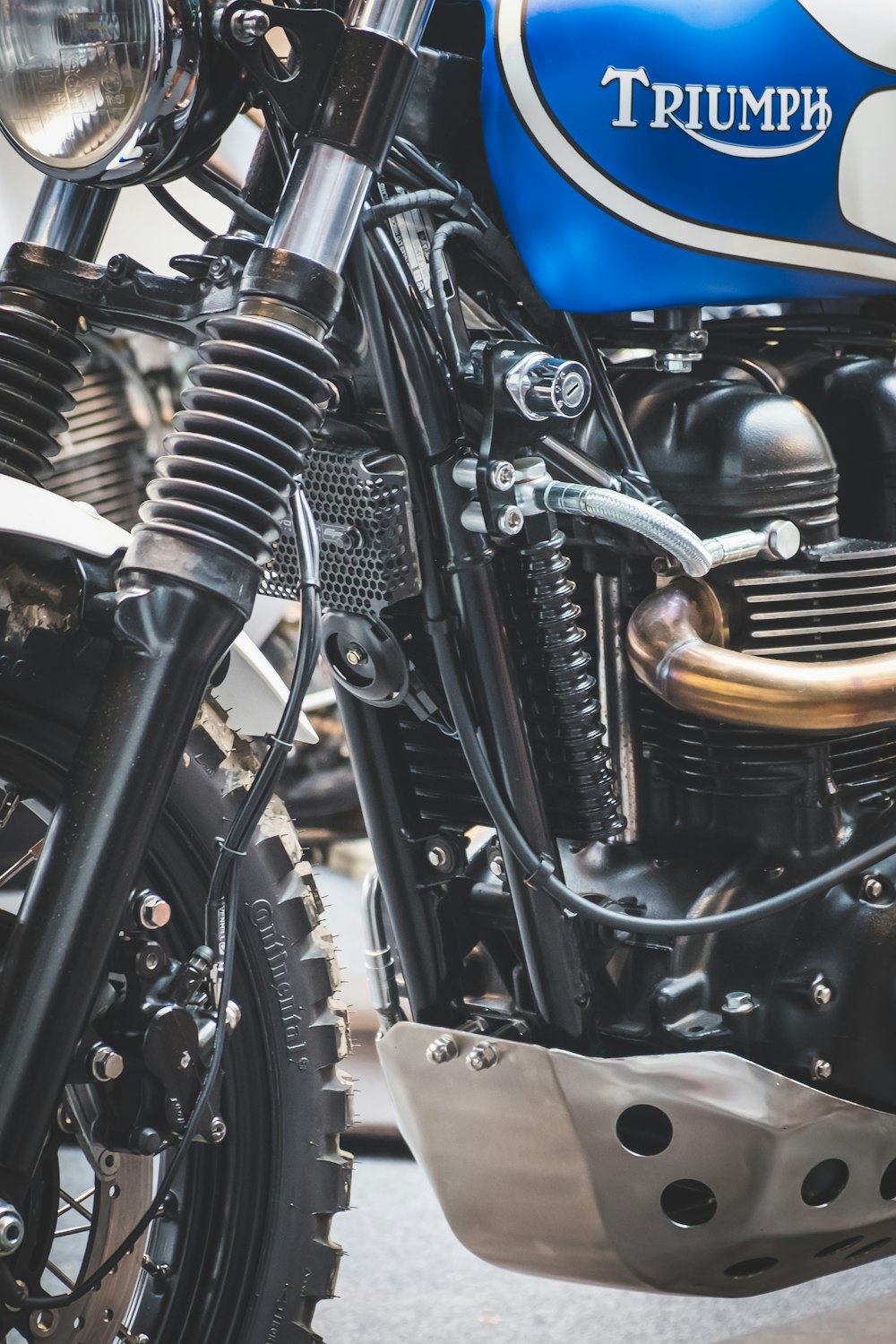 motocicleta desnuda negra