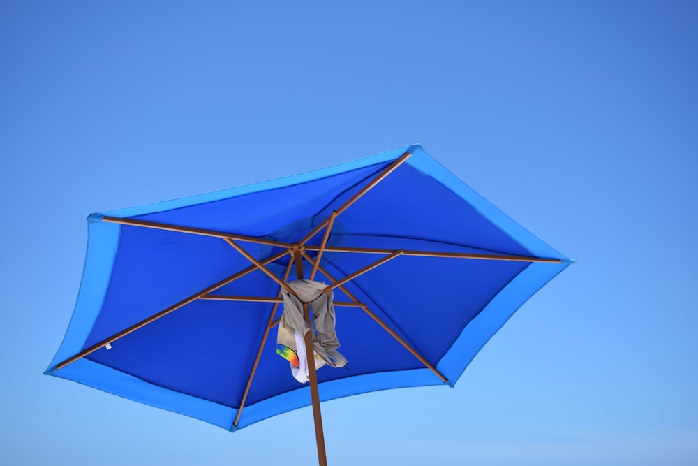 sombrilla de patio azul y marrón durante el día