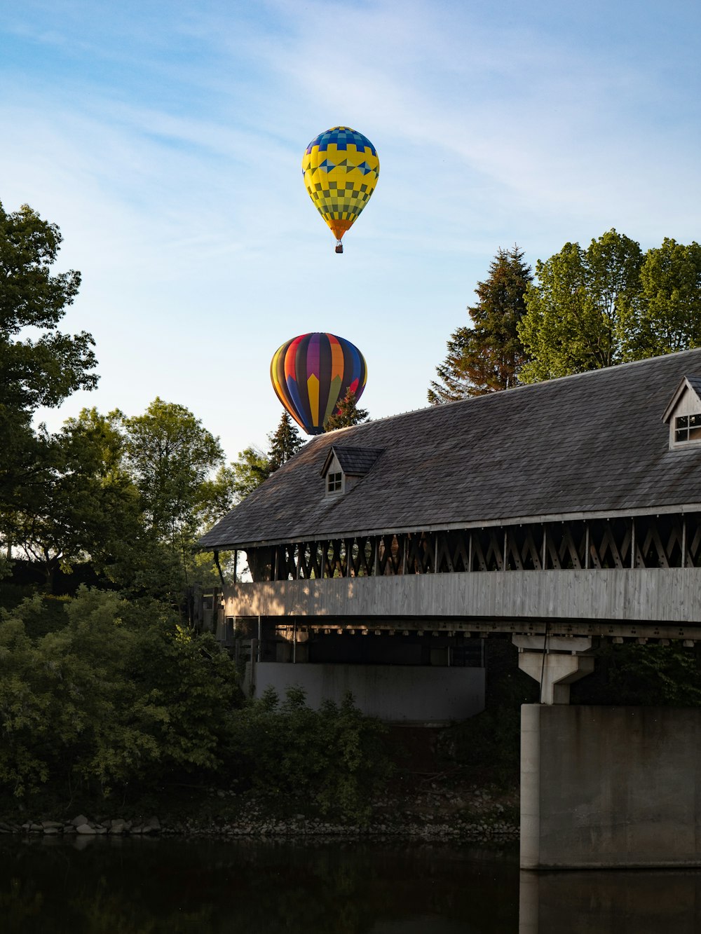 zwei Heißluftballons tagsüber