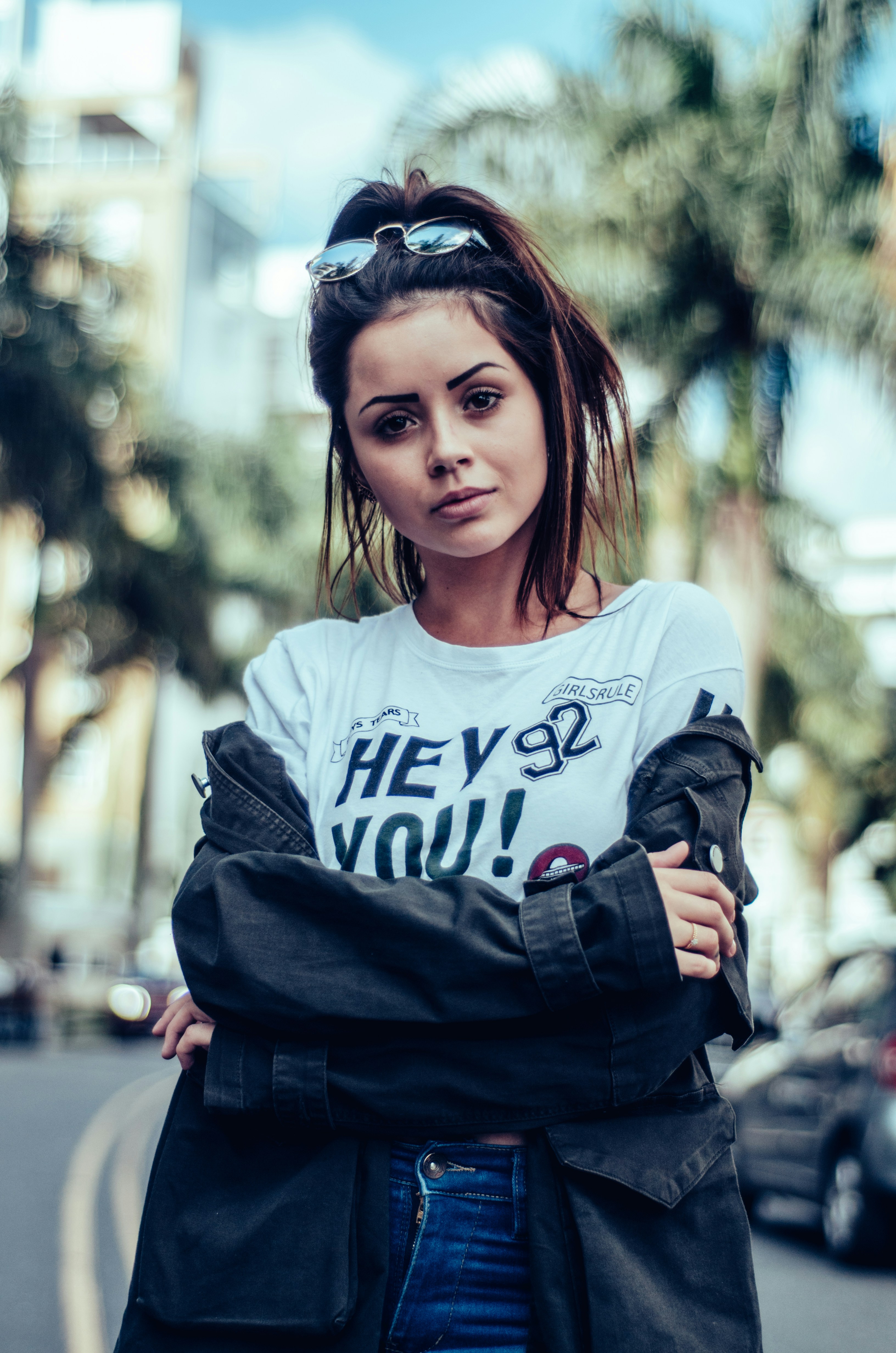 shallow focus photography of woman crossing her arms