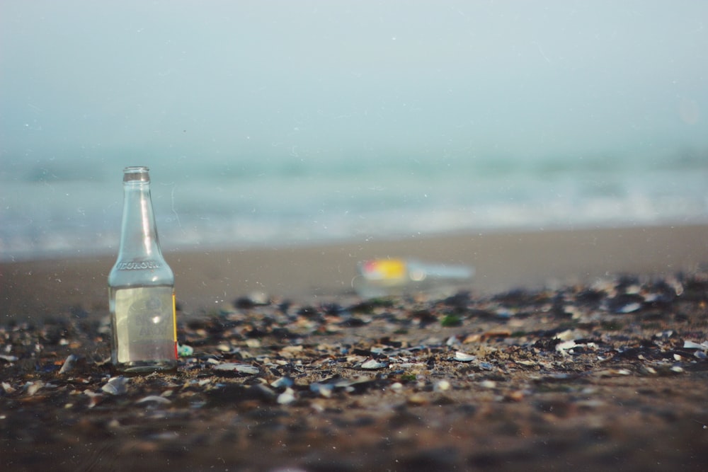 bottiglia di vetro in riva al mare