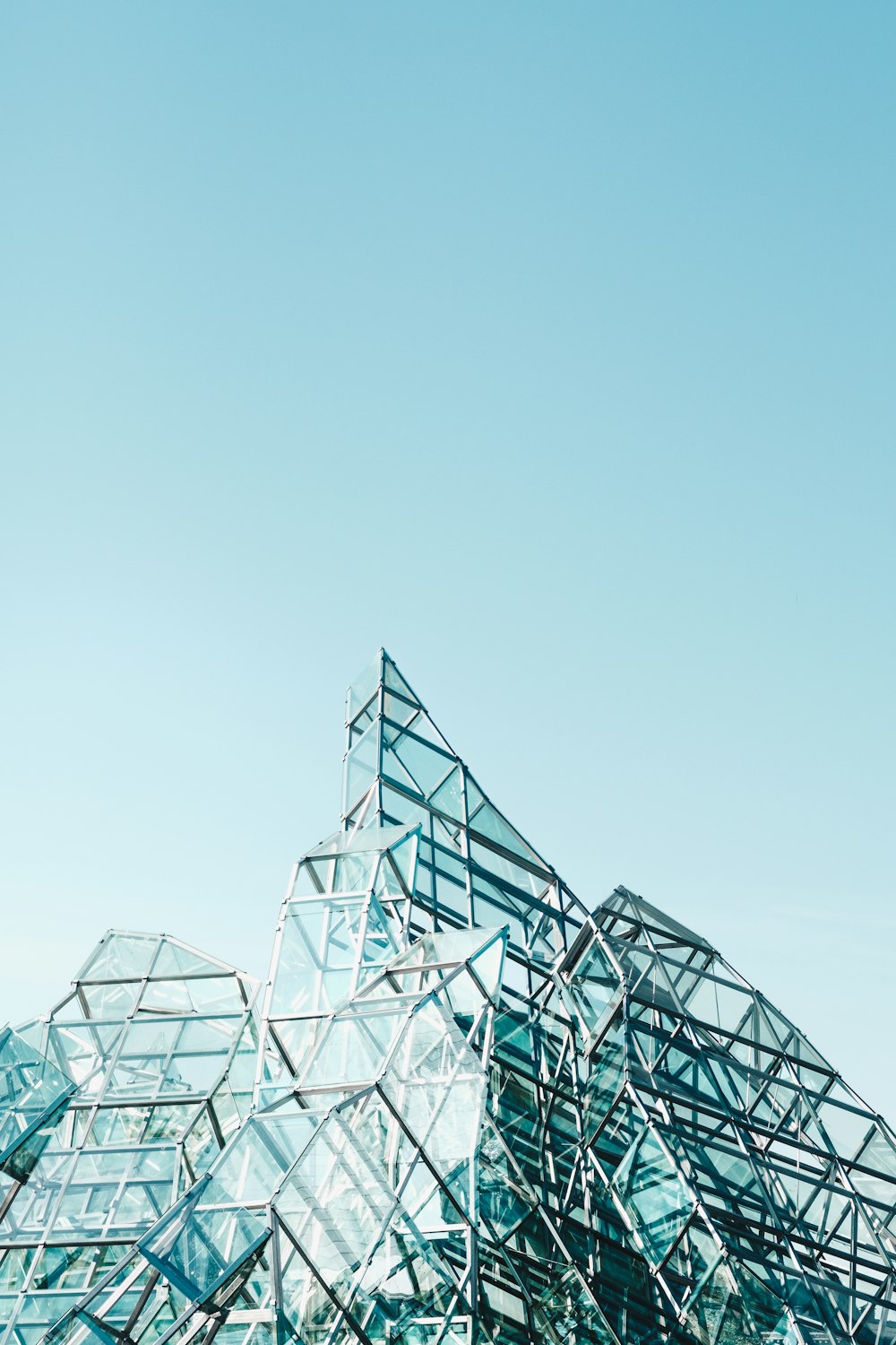 Edificio de acero gris bajo el cielo verde azulado