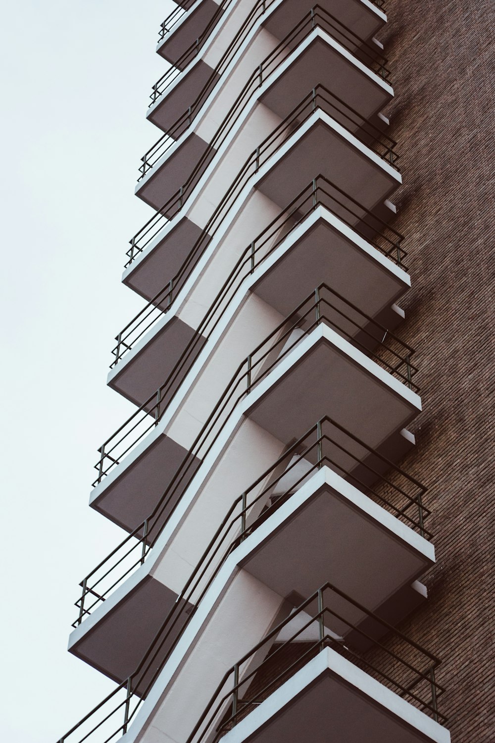 angolo basso dell'edificio in calcestruzzo bianco