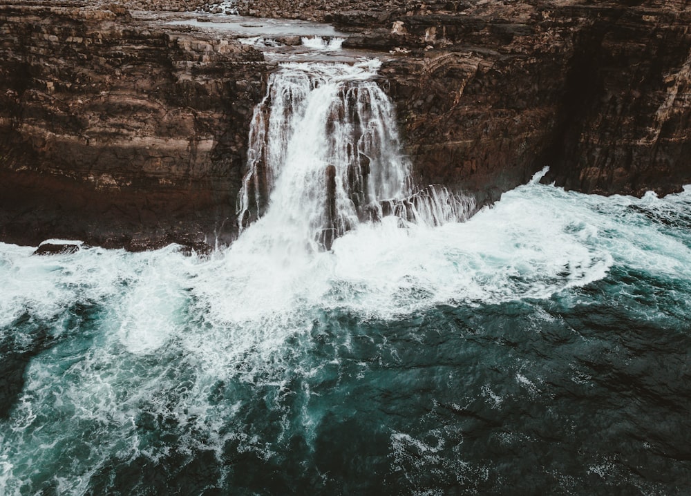 cascade waterfall during daytime