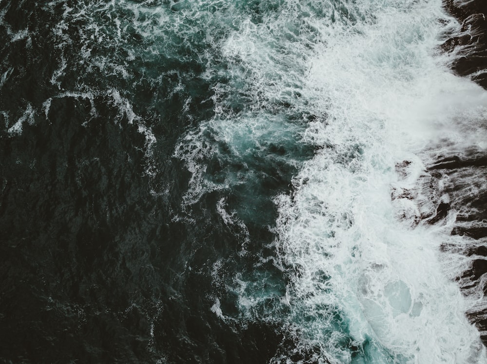 olas del mar a la orilla del mar