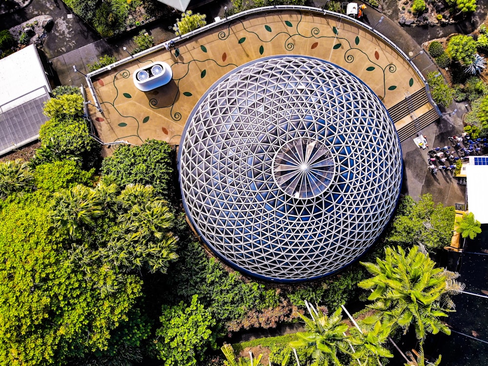 Fotografía aérea de un edificio de cúpula redonda azul y gris durante el día