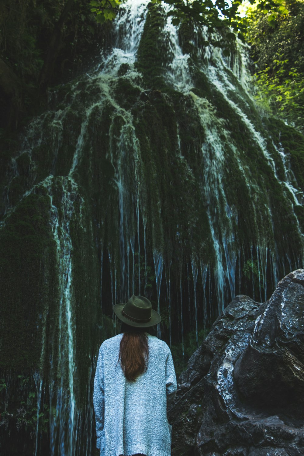 Frau blickt auf Wasserfälle