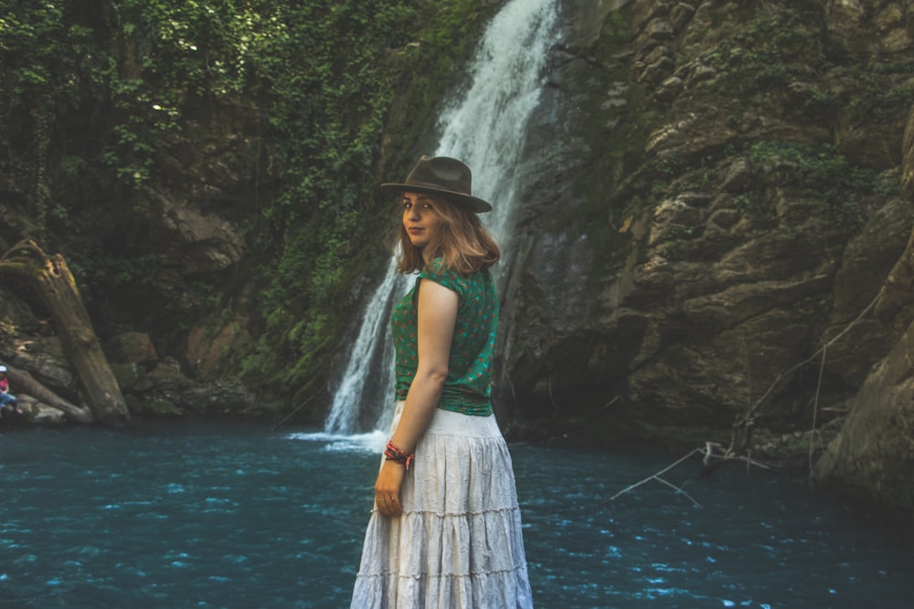 滝のそばに立つ女性