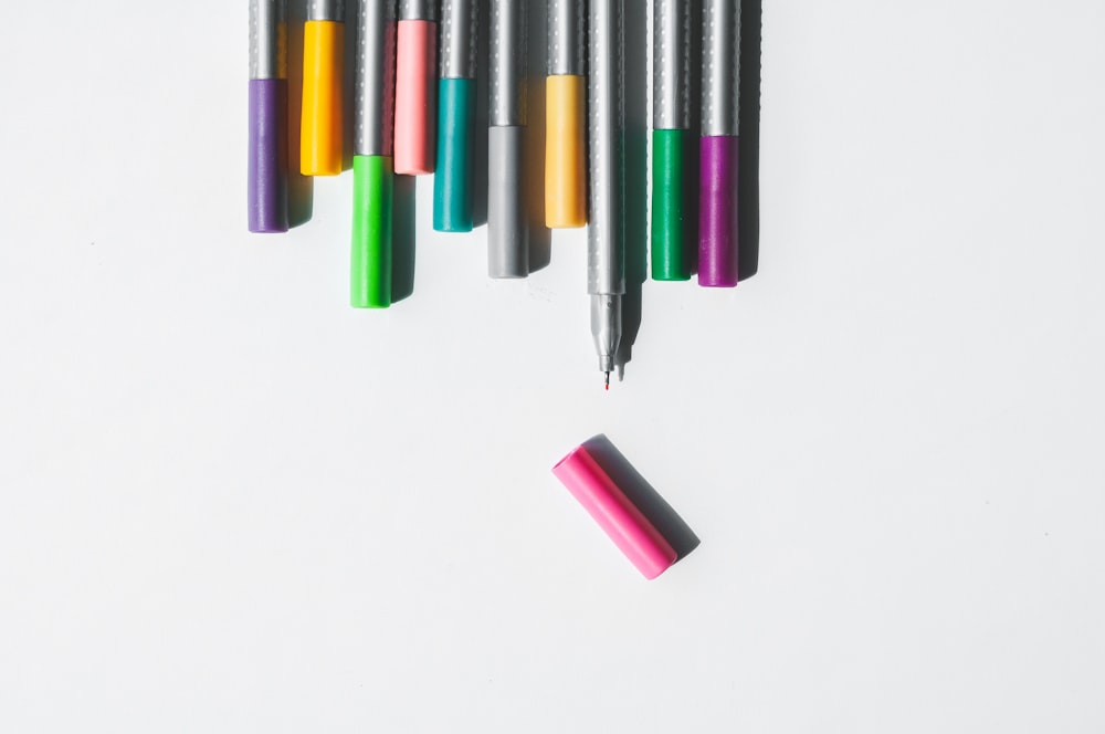 sortierte Farbe auf Stiften auf weißem Hintergrund