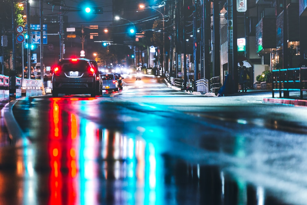 ein Auto, das nachts eine Stadtstraße entlang fährt