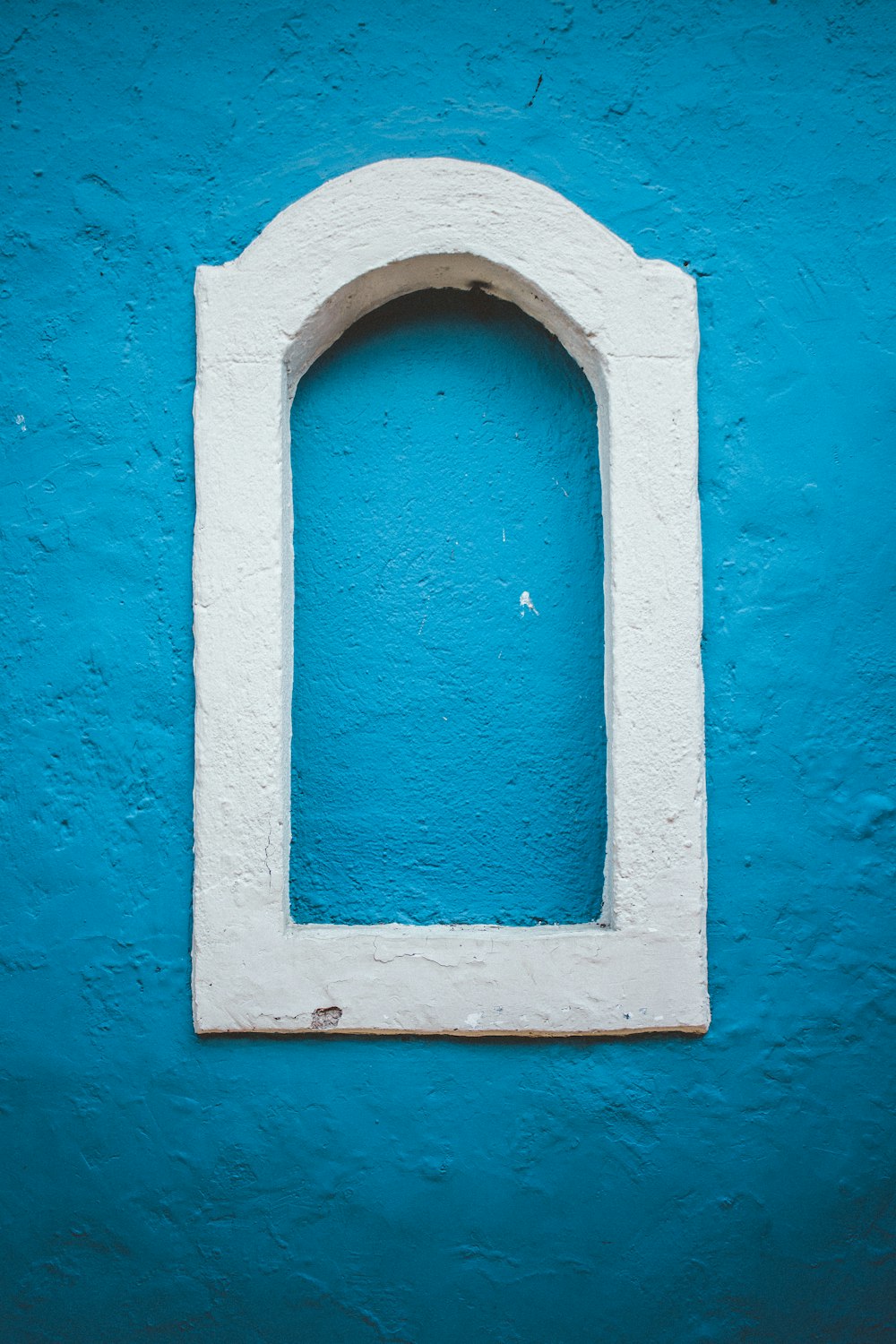 Decoração de parede emoldurada em arco branco