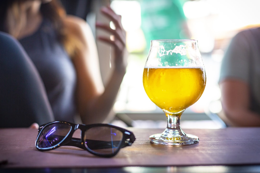 Verre à vin rempli d’un liquide jaune