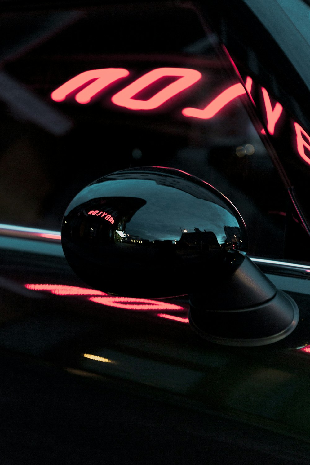 schwarzer Fahrzeugaußenspiegel bei Nacht