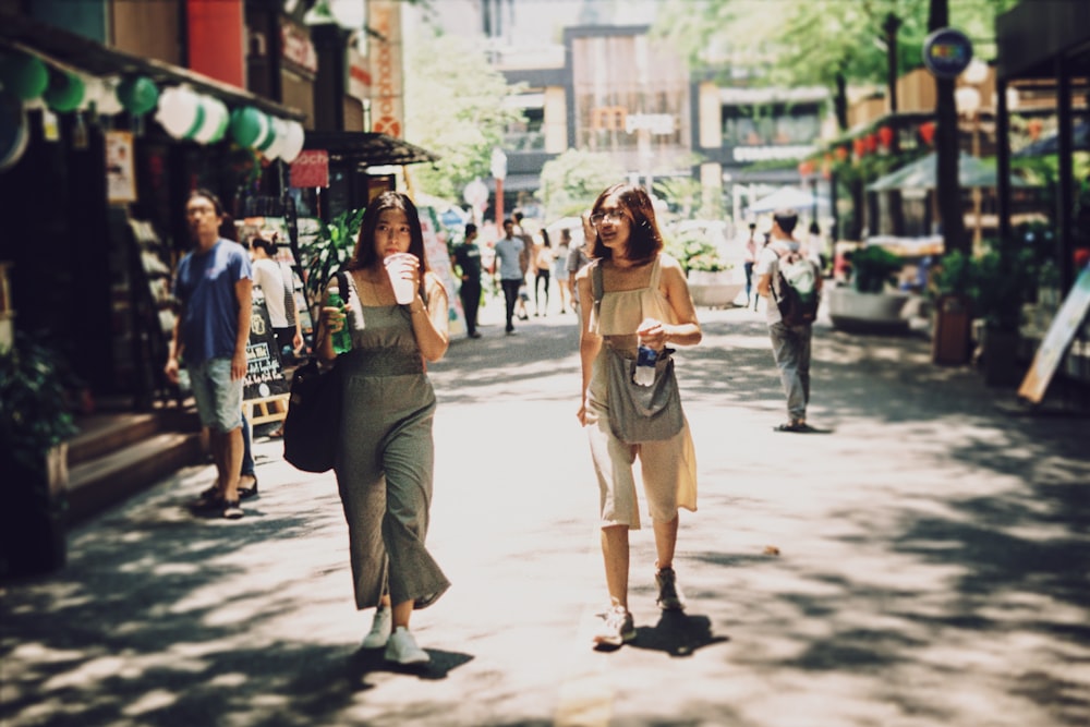 deux femmes tenant des tasses