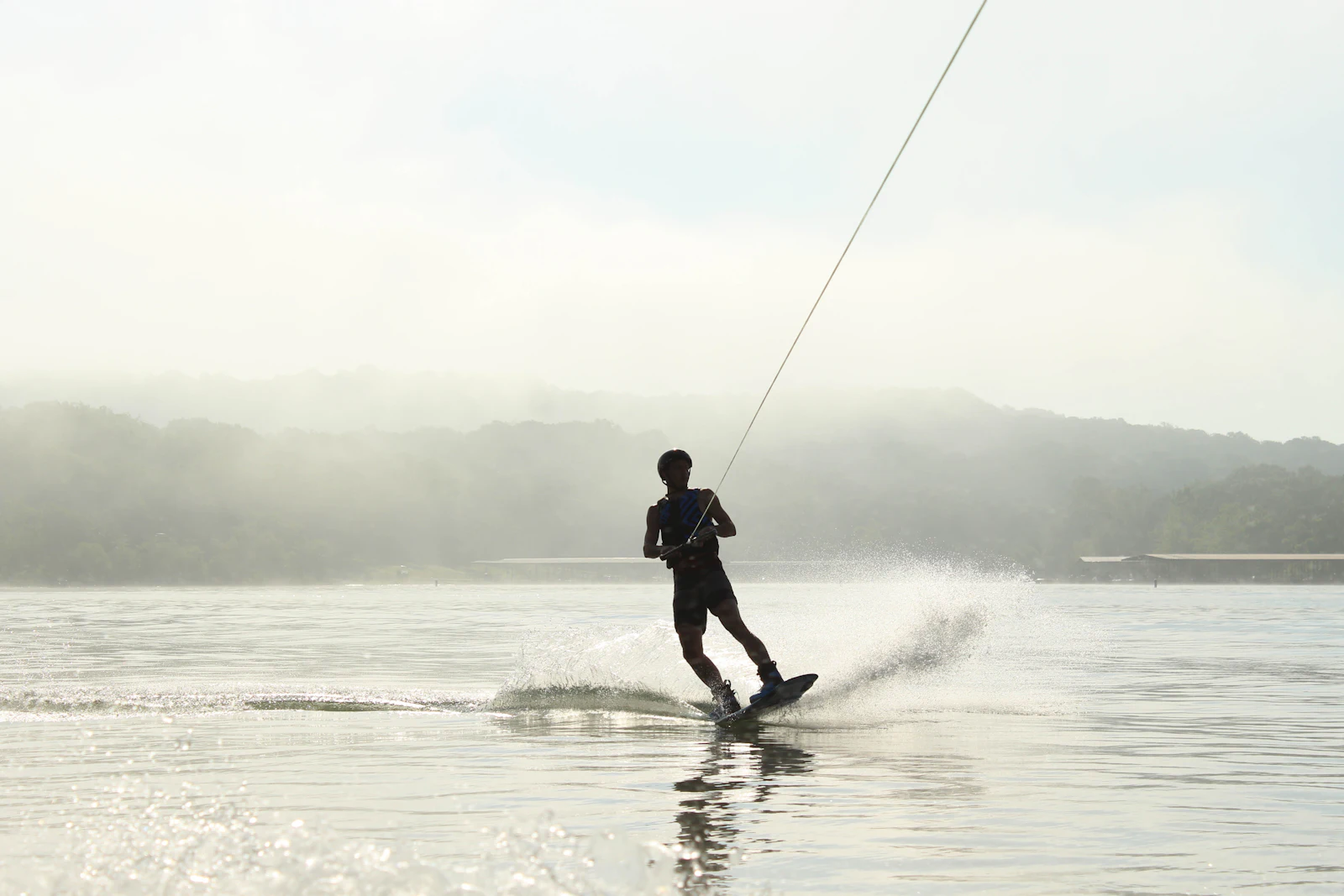 Wakeboarder in azione sul cavo del Parco del Tevere Extreme