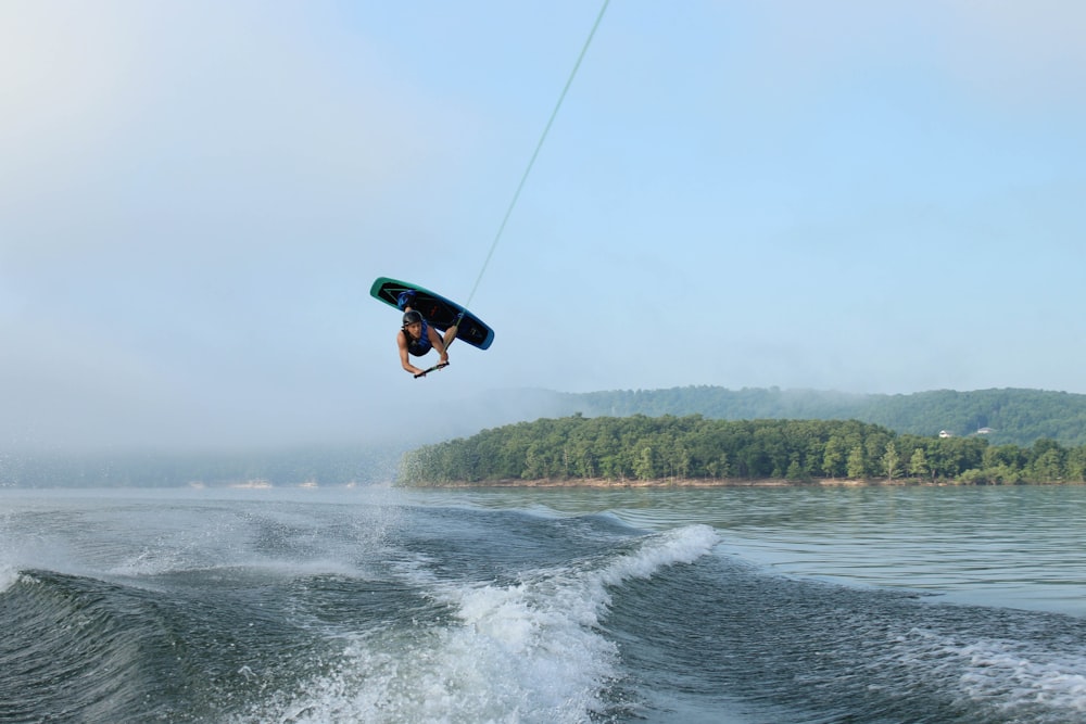 person doing kite surfing during daytime