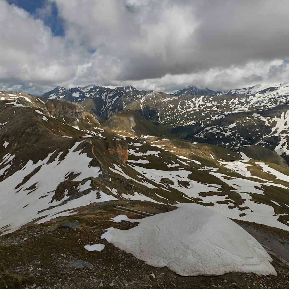 Vista aerea o montagne innevate