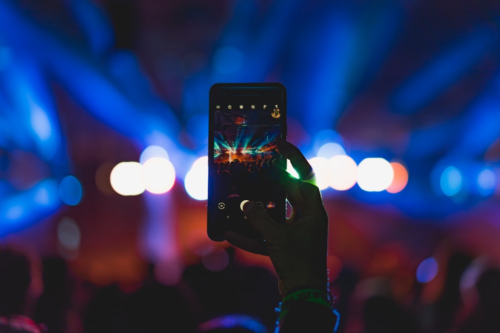 persona che scatta foto di un concerto dal vivo