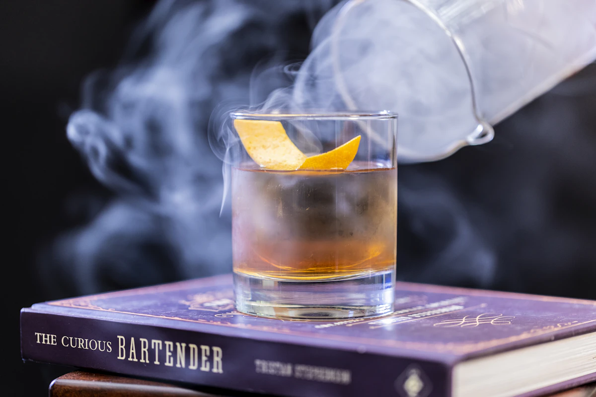 Old Fashioned ahumado con twist de naranja sobre hielo (foto de referencia)