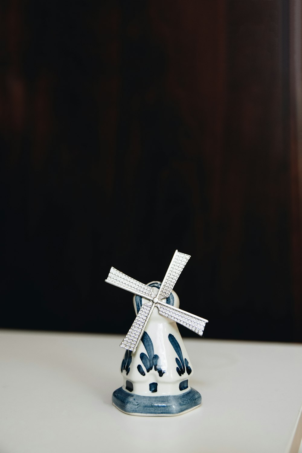 um vaso branco e azul com uma cruz sobre ele