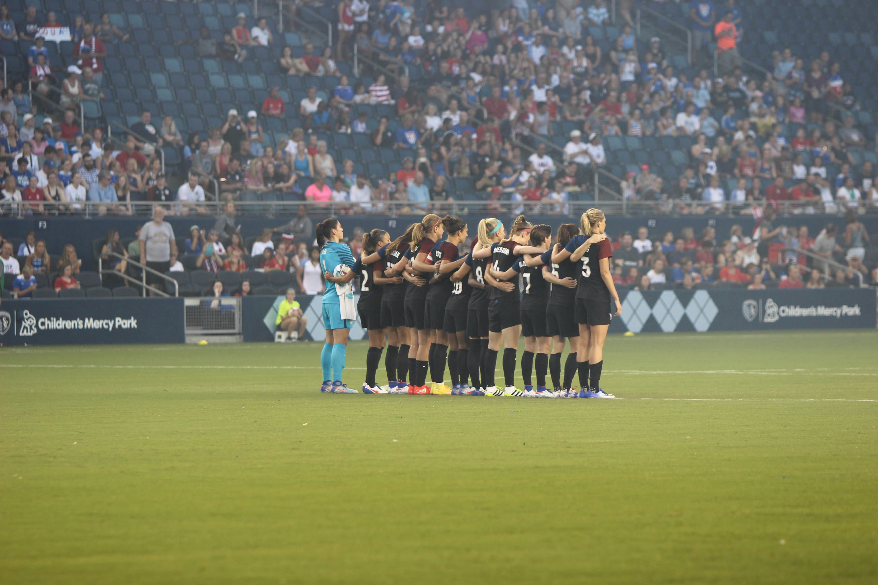 Joukkueen pelaajat kokoontuvat kentällä