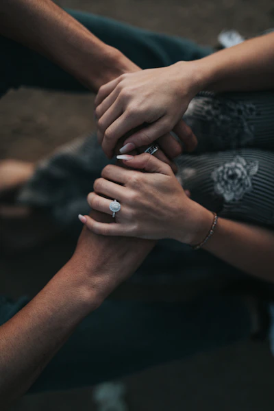 Pareja tomada de la mano en un momento de acompañamiento