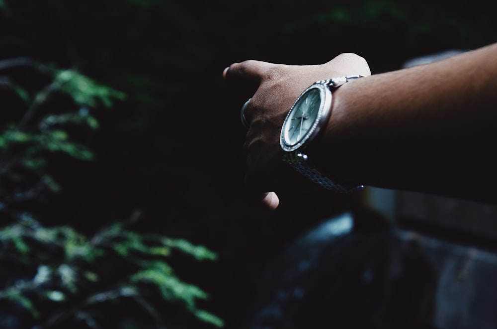 Montre au poignet de la personne