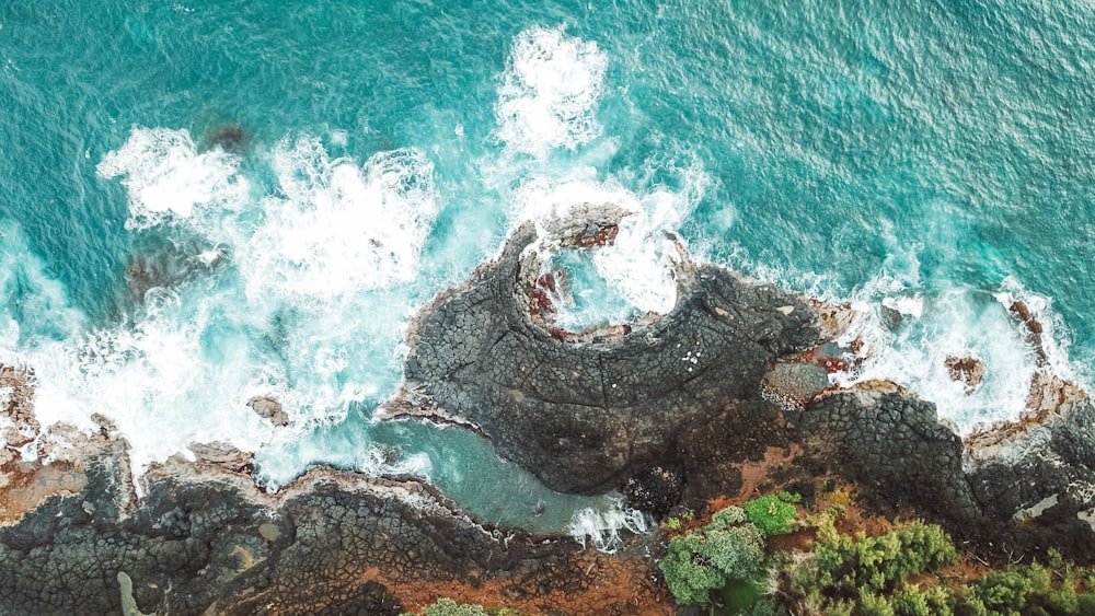 Vista a volo d'uccello della costa rocciosa