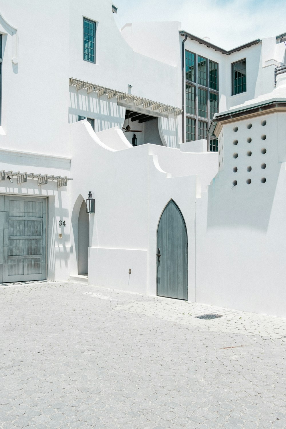 casa in cemento bianco