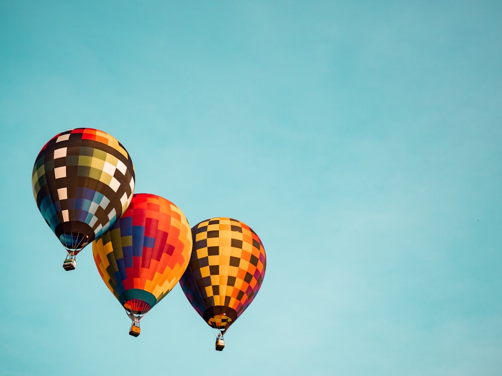 Três balões de ar quente voadores