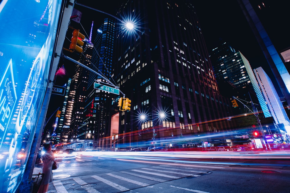 Zeitrafferfotografie von Stadtgebäuden bei Nacht