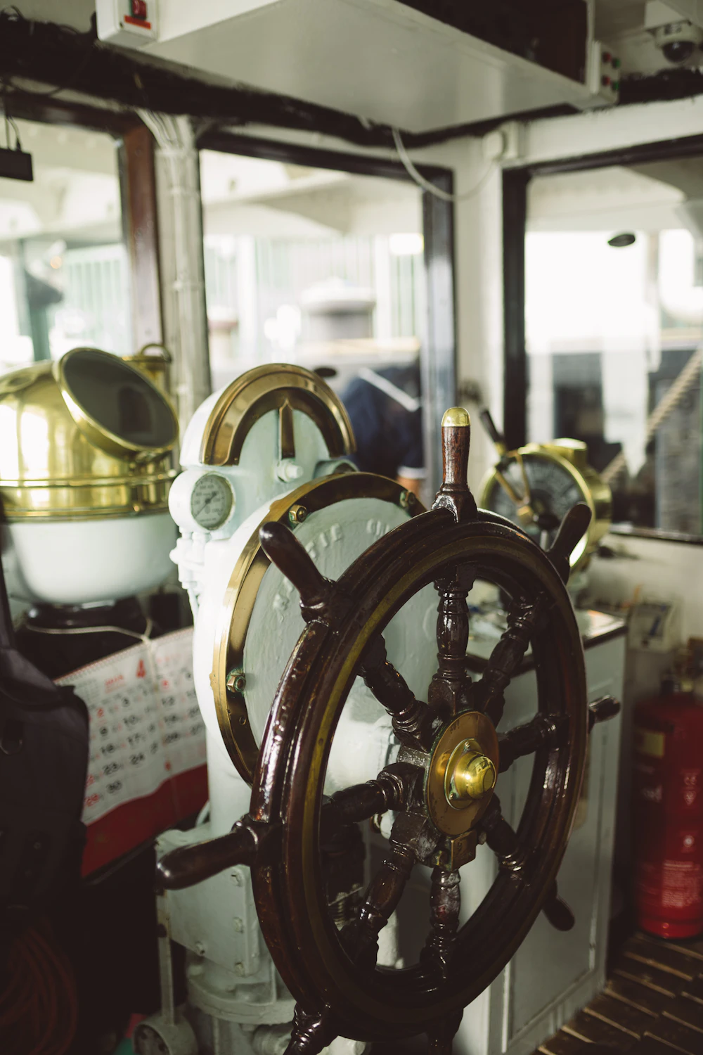Notte helm — varnished wooden wheel with brass fittings