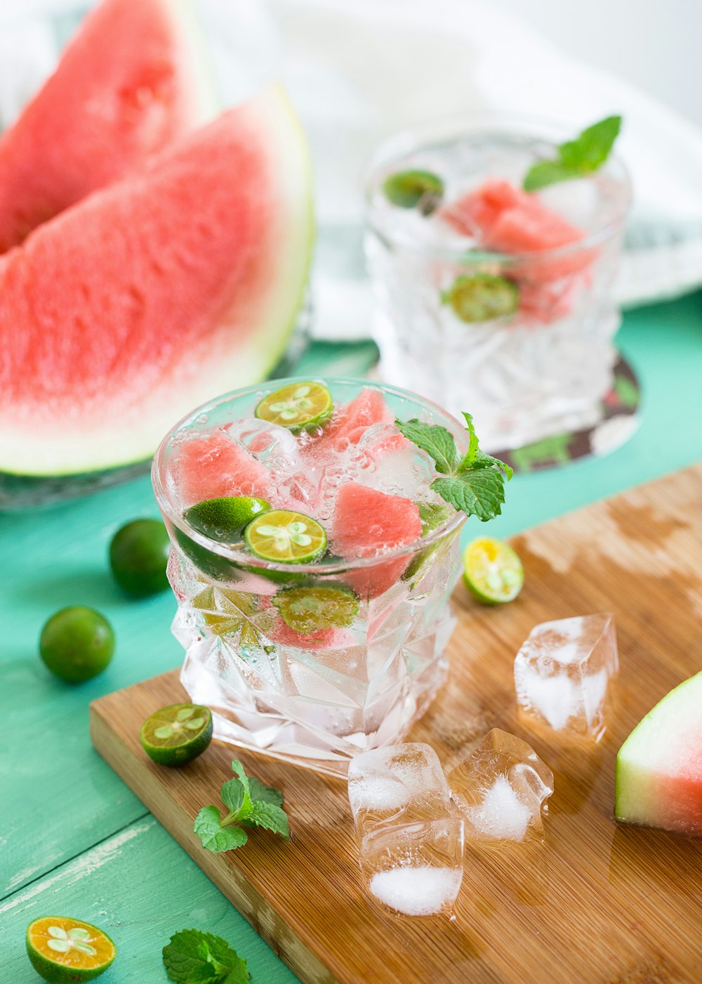 Pastèque tranchée au citron sur verre à liqueur