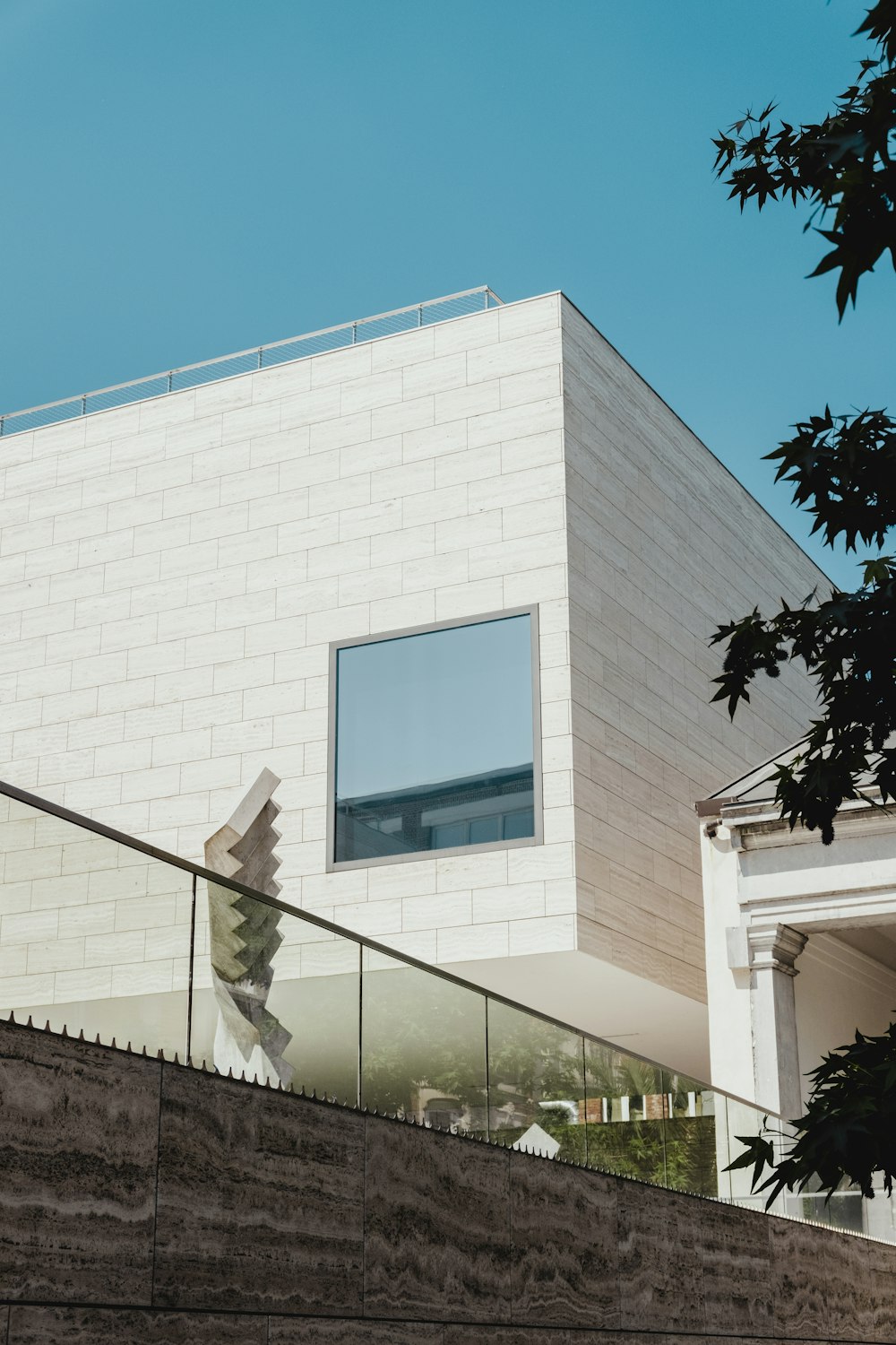 Weißes Betonhaus mit geschlossenem Fenster tagsüber