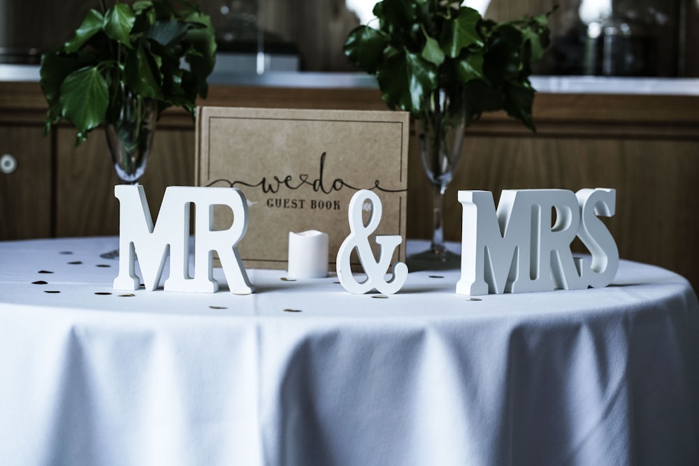 흰색 퍼짐이 있는 테이블 위의 흰색 Mr & Mrs 독립 편지