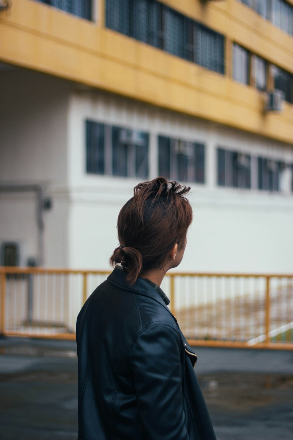 Selektive Fokusfotografie einer Frau, die eine schwarze Lederjacke trägt