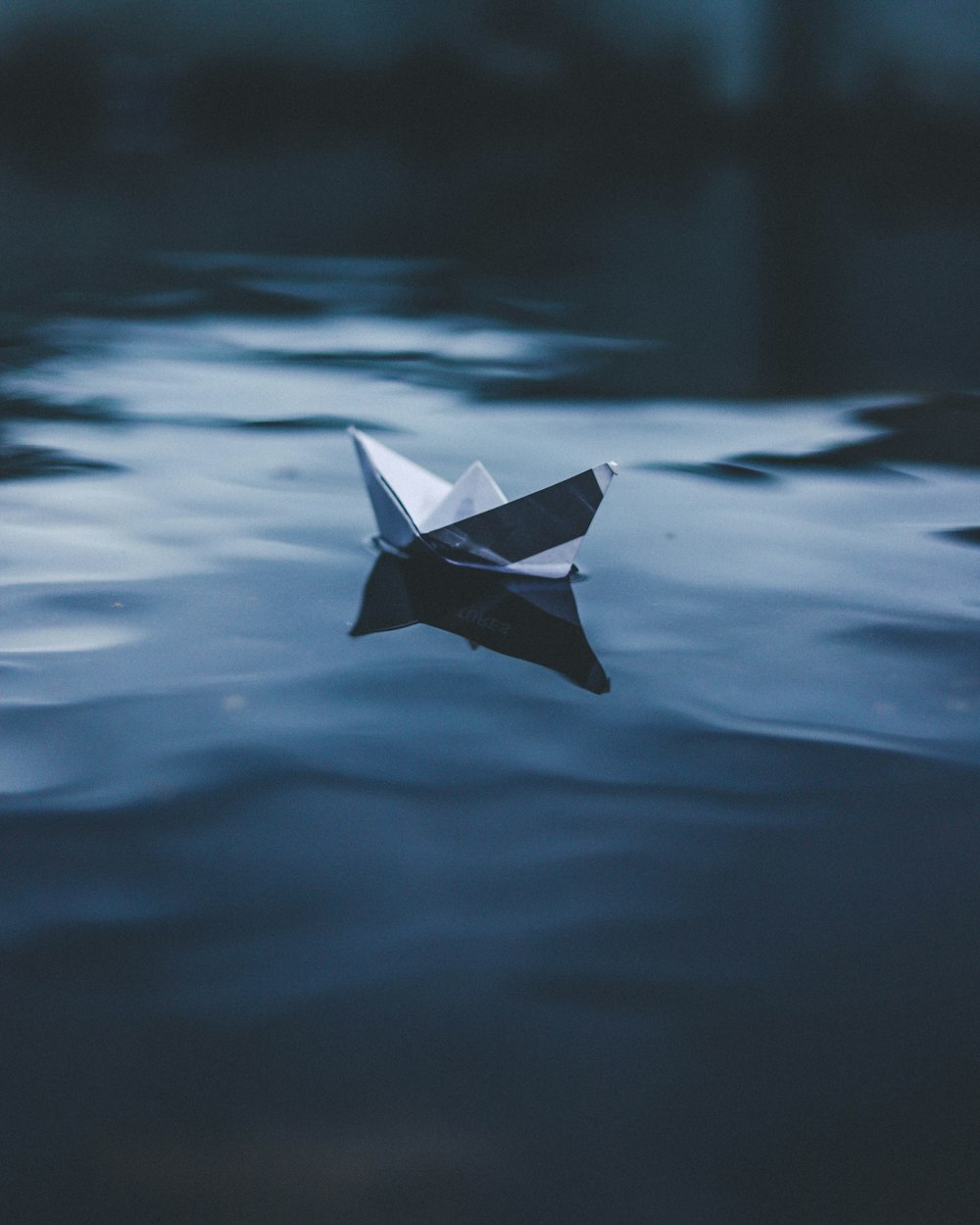 barco de papel en el cuerpo de agua