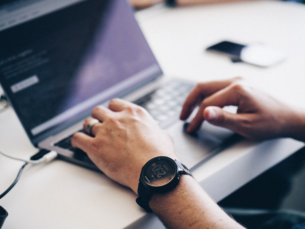 homme tapant sur le clavier