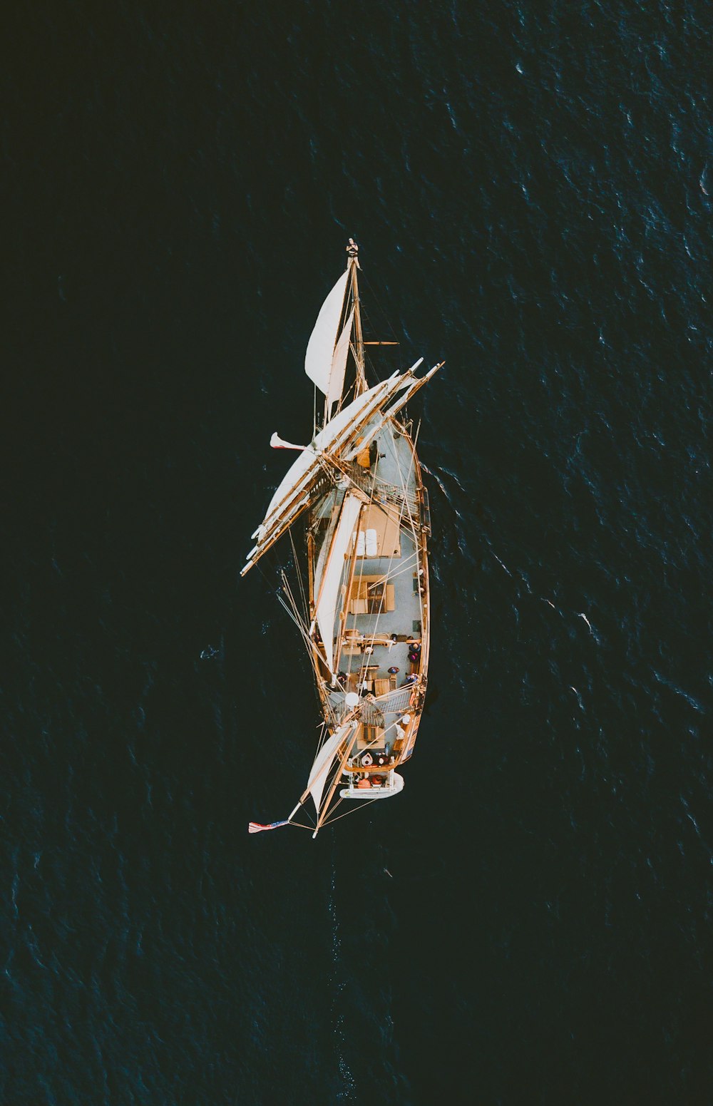 Fotografía aérea del galeón marrón en el cuerpo de agua