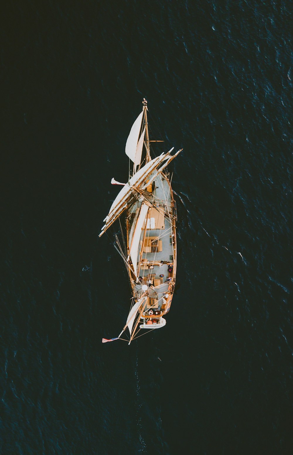 Fotografia aérea do navio galeão marrom no corpo d'água