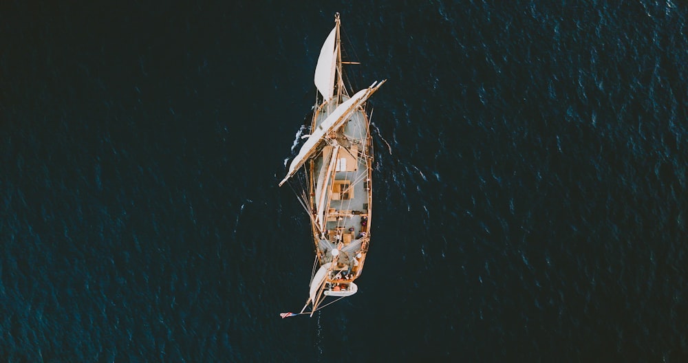 Fotografía de vista aérea de un barco en un cuerpo de agua
