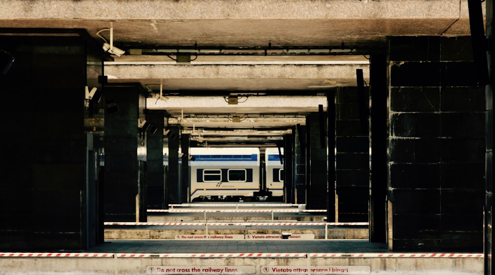 Foto des grauen Betonbahnhofs bei Tag