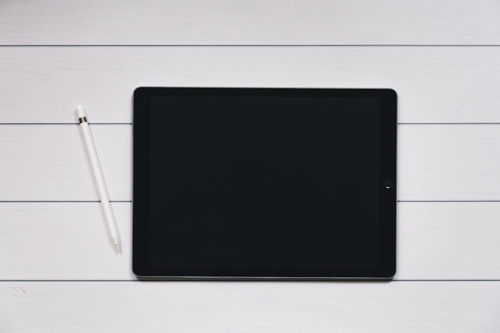 스페이스 그레이 iPad와 Apple Pencil, 흰색과 검은색 핀스트라이프 배경