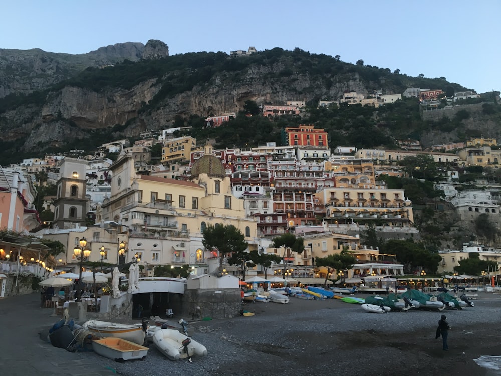 Ciudad urbana cerca de la orilla del mar durante el día